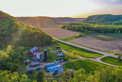 Image de 3 Peaks Farmhouse- Beautiful Remodel with Scenic Views + Root River Trail access