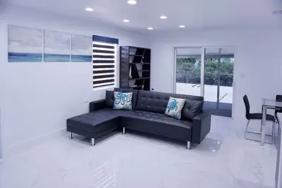 Image de Waterfront Bliss: Stylish Canal-Front Retreat, Spacious Yard