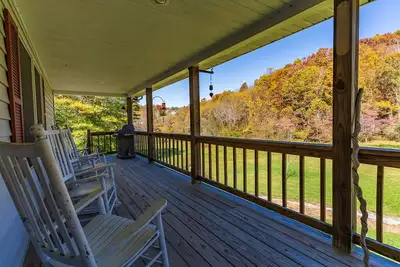 Image de Relax by the Creek with your Family, Enjoy Fire Pit with Beautiful Fall Foliage\n