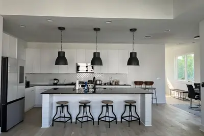 Image de 3 Private Balconies. Sleeps 5. 5 Min From H-E-B and Muller Park