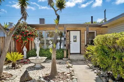 Image de Mid Century Garden View Home Parking