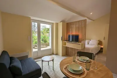 Image de Studio confort à Angoulême avec terrasse, proche transports, idéale pour couples et bébés.