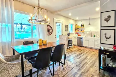 Image de 3 Bed/2 Bath home sleeps 6! Near Nob Hill, Unm, Uptown Shopping & Dining + More!