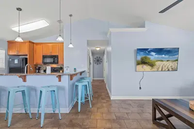 Image de Updated Beach House Literally Steps from the Beach!