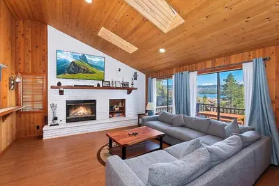 Image de North Shore Chalet | Lake View + Spa + Game Rooms!