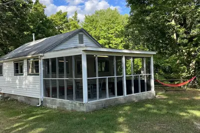 Image de Sweet cottage on land with a creek - Now 50% off month-long rentals.
