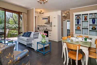 Image de Regarda - \"Edda\" three-room apartment with swimming pool in the centre of Lazise