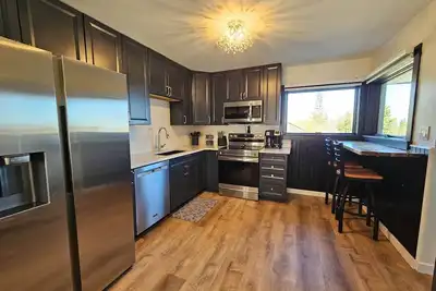 Image de Harbour View Getaway- unique, fully renovated 1 block from the lake!
