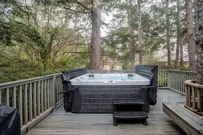 Image de Light-Filled, Expansive Home with Deck and Hot Tub, Is only 1 Block to Beach!