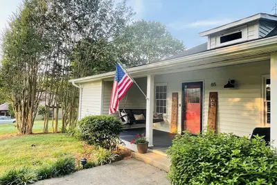 {Das Vogel Haus}\nCheerful cottage getaway in Helen