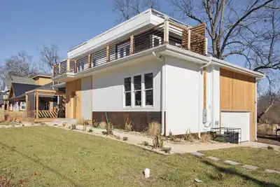 Image de House with large decks, belt line restaurants very