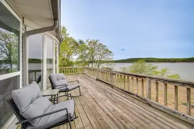 Image de Serene Lakefront Mountain Home Getaway w/ Atrium!