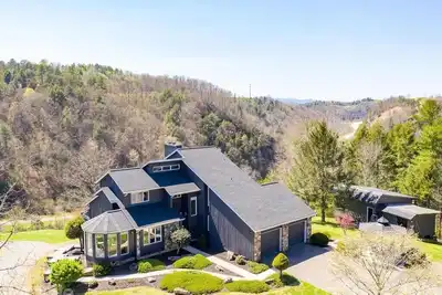 Image de Beautiful hilltop retreat, secluded yet convenient to Asheville, Weaverville.