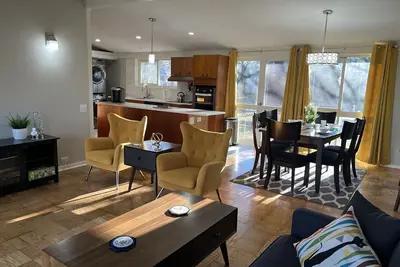 Image de Mid Century Modern Cottage near Air Base and Hospital