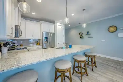 Image de Luxe Townhome - One Block to the Sand