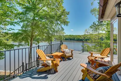 Image de Lakefront Vacation Rental w/ Views & Hot Tub!