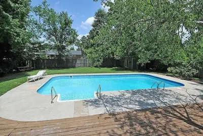 Image de Oasis in the middle of town for large groups with pool and 2 Master bedrooms.