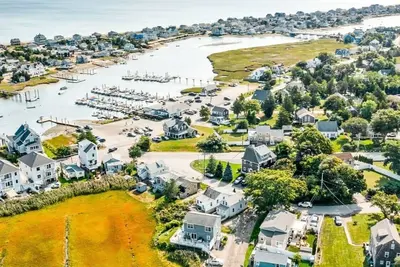 Image de Cheery home! . 5m walk to beach, shops, restaurants, & river steps away!