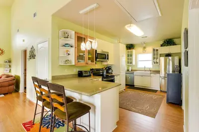 Image de Walk to Sand: Home w/ Deck in Crystal Beach!