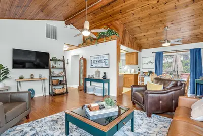 Image de Bass Lake Cabin—Game Room—Bbq—5:4—Boat Slip