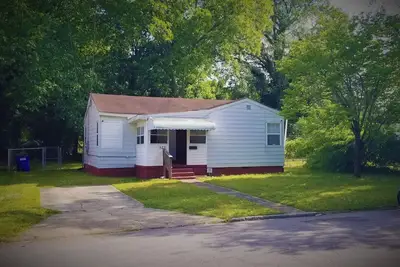 Image de Bungalow w/Bunks close to Odu, Naval Base & Downtown!