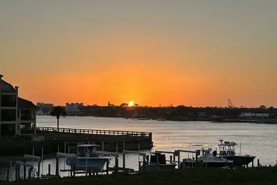 Image de Intracoastal Hideaway with breathtaking views in a vibrant beach town