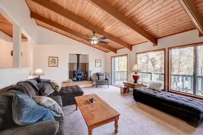 Image de Yosemite Pine Mountain Hideaway - king bed