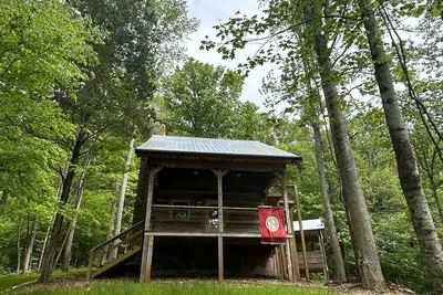 Image de Cozy Love Shack: Rustic Log Cabin, Outdoor Living Room/Treehouse, & Fireplaces