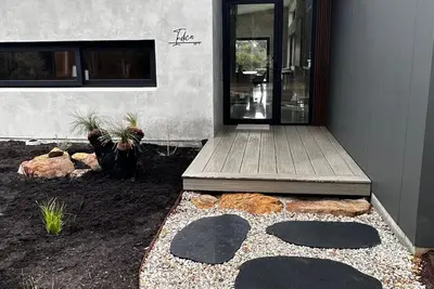 Image de Luxury Hemp 4 x 4 house w lake view & outdoor spa, Ev charger, home cinema