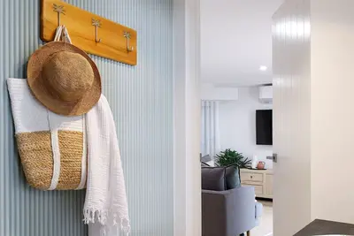 Image de Coastal Inspired Beach Vibe, minutes to Hastings St.