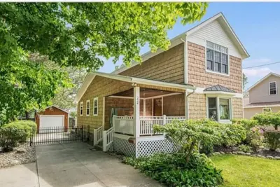 Image de New remodel, 3 min walk to beach, hot tub, pets ok