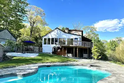 Image de Secluded Stunning Lake View Villa w Heated Pool, Fenced Yard & Hot Tub