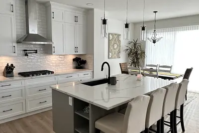 Image de Victoria Bc - Royal Bay. Beautiful New Seaside Home. Short walk to Park & Beach.