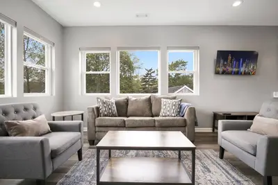 Image de New Stunning 2bed 2bath Apartment. Close to Metra, O'Hare and Rivers Casino