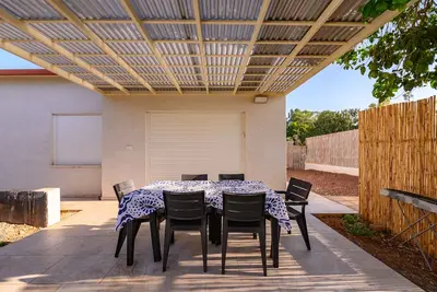 Image de Private sweeming pool surrounded by nature. 3 bedroom suite 20m to the kineret