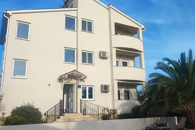 Image de Urejena Villa Maya z bazenom, jaccuzijem v bližini plaže