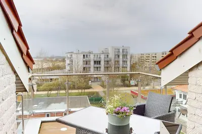 Image de Die 80 qm GroĂźe, Exklusive Penthouse-wohnung mit Drei Zimmern Befindet Sich Dire