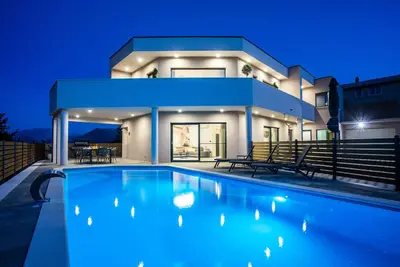 Luxury Villa Luka With Pool, Jacuzzi and Great Views!