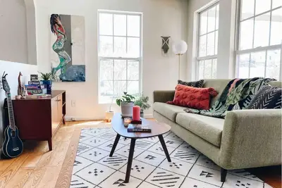 Image de Escape to Your Stylish Bungalow Steps from the National Park