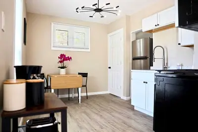 Image de Lincoln, 1 Bed House near Xavier & Downtown