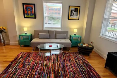 Image de Modern-Ish Downtown, 2 bedroom lower unit