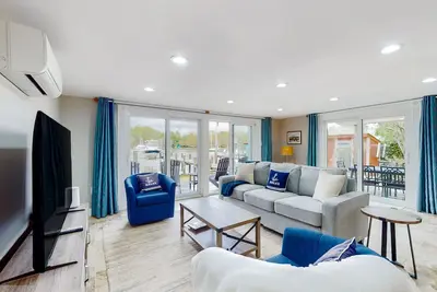 Image de Serene waterfront home with kayaks, paddle board, grill, firepit, W/D, and Ac