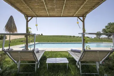 Image de Enchanting Organic Lavender Farm with stunning pool