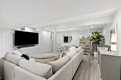 Image de Beautiful Waterfront Condo