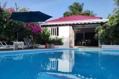 Image de Gîte calme à 2 minutes de la mer, idéal pour les familles. Grande piscine privée