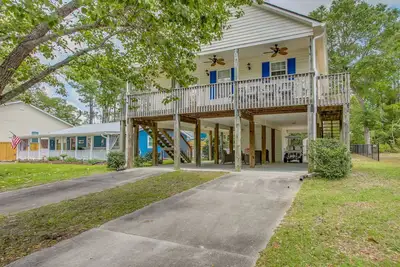 Image de Charming Oak Island Home 1 Mi to Beach!