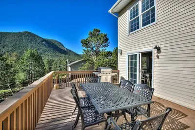 Image de Downtown Overlook - Large Home with Hot Tub & Fireplace