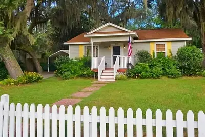Image de Walk to Ferry/ Private Pool/ Dogs ok! / Fenced Yard/ Entire Home\n