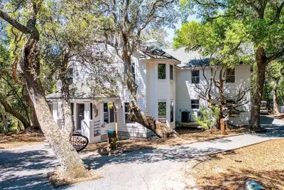 Image de Newly Remodeled - Secret Gem, Wooded, Private, Close to Beach, Market & Bhi Club