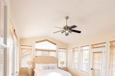 Image de Sandals Of Tiny ~ Sleep16✔Hot tub✔Sauna✔3 Min Walk to Private Beach Georgian Bay